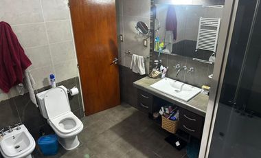 VENTA CASA 4 AMB. C/ PILETA CLIMATIZADA Y PARQUE.