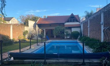 VENTA CASA 4 AMB. C/ PILETA CLIMATIZADA Y PARQUE.