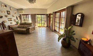 VENTA CASA 4 AMB. C/ PILETA CLIMATIZADA Y PARQUE.
