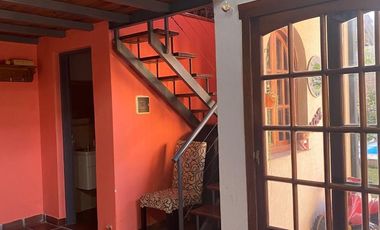 VENTA CASA 4 AMB. C/ PILETA CLIMATIZADA Y PARQUE.