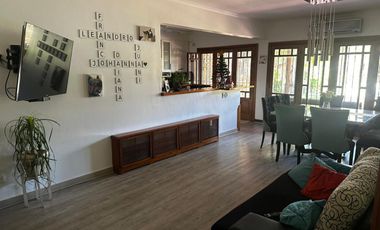 VENTA CASA 4 AMB. C/ PILETA CLIMATIZADA Y PARQUE.