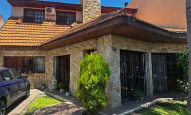 VENTA CASA 4 AMB. C/ PILETA CLIMATIZADA Y PARQUE.