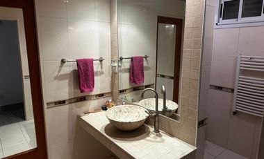 VENTA CASA 4 AMB. C/ PILETA CLIMATIZADA Y PARQUE.