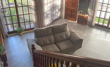 VENTA CASA 4 AMB. C/ PILETA CLIMATIZADA Y PARQUE.