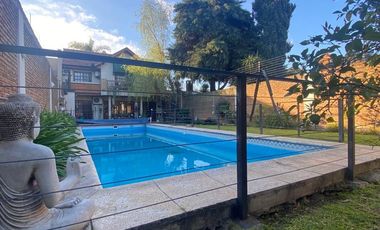 VENTA CASA 4 AMB. C/ PILETA CLIMATIZADA Y PARQUE.