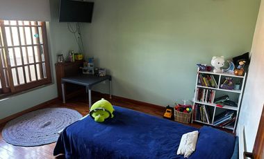 VENTA CASA 4 AMB. C/ PILETA CLIMATIZADA Y PARQUE.