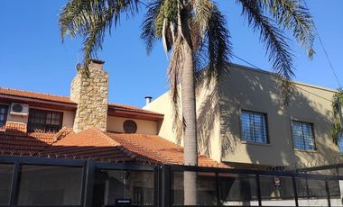 VENTA CASA 4 AMB. C/ PILETA CLIMATIZADA Y PARQUE.
