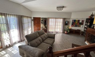 VENTA CASA 4 AMB. C/ PILETA CLIMATIZADA Y PARQUE.