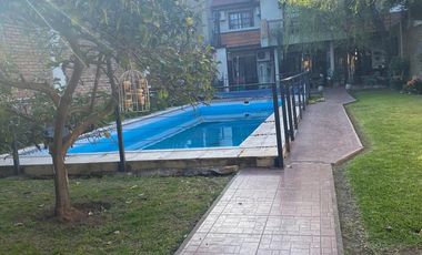 VENTA CASA 4 AMB. C/ PILETA CLIMATIZADA Y PARQUE.