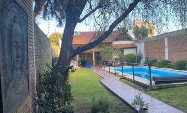 VENTA CASA 4 AMB. C/ PILETA CLIMATIZADA Y PARQUE.