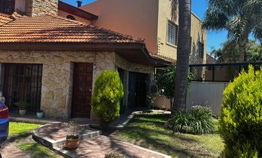 VENTA CASA 4 AMB. C/ PILETA CLIMATIZADA Y PARQUE.