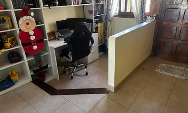 VENTA CASA 4 AMB. C/ PILETA CLIMATIZADA Y PARQUE.