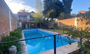 VENTA CASA 4 AMB. C/ PILETA CLIMATIZADA Y PARQUE.