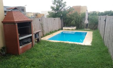 CASA EN ALQUILER 3 AMBIENTES CON PILETA