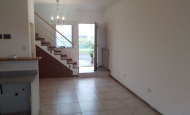 CASA EN ALQUILER 3 AMBIENTES CON PILETA
