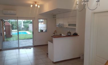 CASA EN ALQUILER 3 AMBIENTES CON PILETA