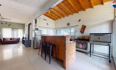 VENTA CASA 4 AMBIENTES CON PILETA MORENO