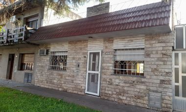 Casa EN ALQUILER- 2 dorm.+Cochera+Patio c/Parrillero- Rodriguez al 3000, Rosario