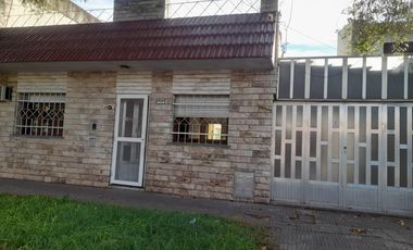 Casa EN ALQUILER- 2 dorm.+Cochera+Patio c/Parrillero- Rodriguez al 3000, Rosario