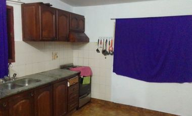 EN VENTA CASA 2 DORM. Y COCHERA B° S. MARTIN. V.M.
