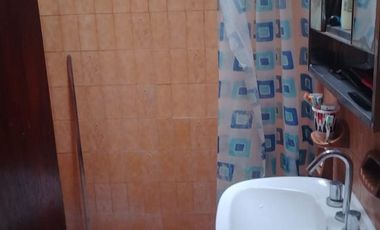 EN VENTA CASA 2 DORM. Y COCHERA B° S. MARTIN. V.M.