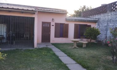 EN VENTA CASA 2 DORM. Y COCHERA B° S. MARTIN. V.M.