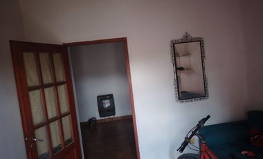 EN VENTA CASA 2 DORM. Y COCHERA B° S. MARTIN. V.M.