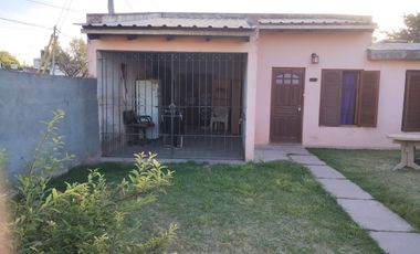 EN VENTA CASA 2 DORM. Y COCHERA B° S. MARTIN. V.M.