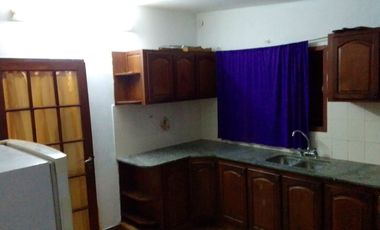 EN VENTA CASA 2 DORM. Y COCHERA B° S. MARTIN. V.M.