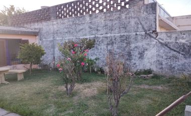 EN VENTA CASA 2 DORM. Y COCHERA B° S. MARTIN. V.M.