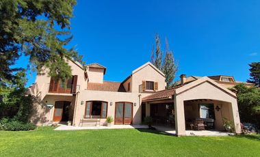 Casa en Alquiler  Pacheco Golf Club 4 dormitorios con jardin y pileta