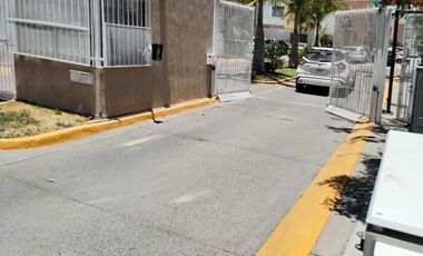 Casa de 3 Recámaras en coto en Parques Del Palmar