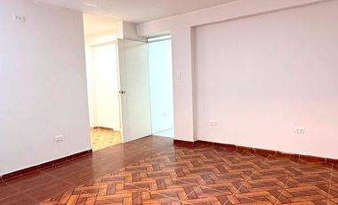Departamento en venta en avenida Cto. Grande y frente al mercado del 10 en San Juan de Lurigancho