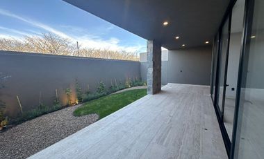 RENTA AMUEBLADA CASA INTELIGENTE ALTOZANO. VISTA A LA RESERVA