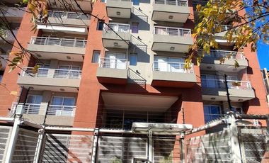 Monoambiente amplio con cochera en alquiler en Morón