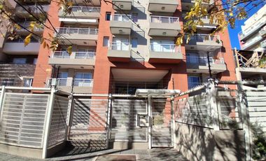 Monoambiente amplio con cochera en alquiler en Morón