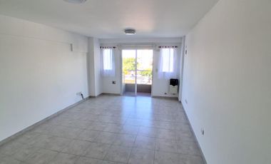 Monoambiente amplio con cochera en alquiler en Morón