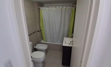 Monoambiente amplio con cochera en alquiler en Morón
