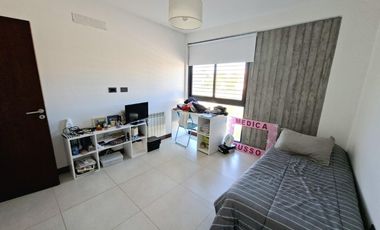 Casa de tres dormitorios con parque y pileta