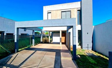 Casa de tres dormitorios con parque y pileta