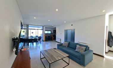 Casa de tres dormitorios con parque y pileta