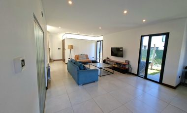 Casa de tres dormitorios con parque y pileta