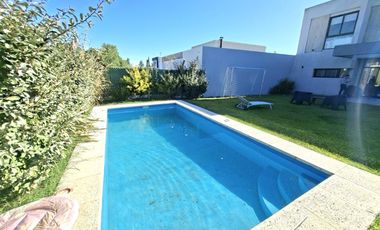Casa de tres dormitorios con parque y pileta