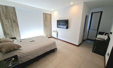 Casa de tres dormitorios con parque y pileta