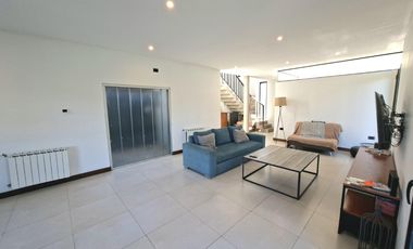 Casa de tres dormitorios con parque y pileta