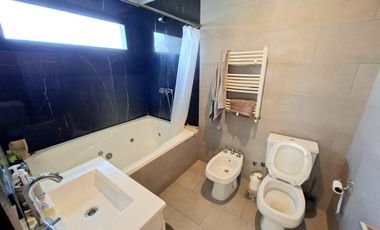 Casa de tres dormitorios con parque y pileta