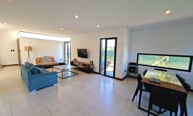 Casa de tres dormitorios con parque y pileta