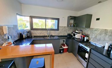 Casa de tres dormitorios con parque y pileta