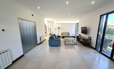 Casa de tres dormitorios con parque y pileta