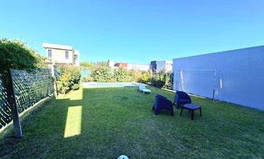 Casa de tres dormitorios con parque y pileta